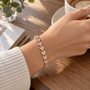 Pulsera Corazones Dorada con Diamantes de Imitación