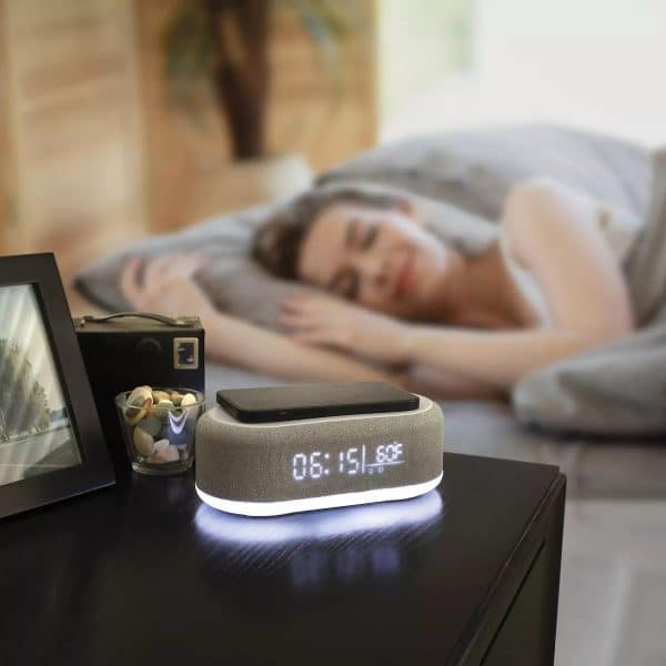 Reloj Digital con Cargador Inalámbrico 15W y Luz Veladora - Imagen 2